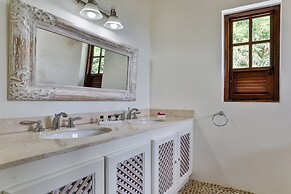 Tamarind Villa - Sprawling 7 bedroom villa 7 Villa by RedAwning