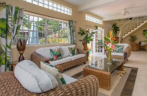 Beautiful 5-bed Villa With Views And Pool - Decaj 5 Bedroom Villa by R
