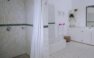 Zephyr Hill - 2 bedroom Villa with awe inspiring views 2 Villa by RedA