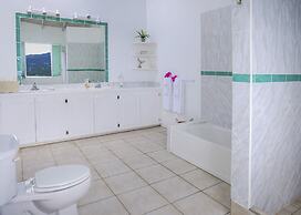 Zephyr Hill - 2 bedroom Villa with awe inspiring views 2 Villa by RedA