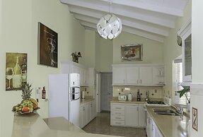 Newly Renovated 3-bed Spacious Family Home - Villa Decaj 3 Bedroom Hom