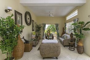 Newly Renovated 3-bed Spacious Family Home - Villa Decaj 3 Bedroom Hom