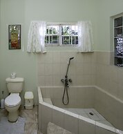 Newly Renovated 3-bed Spacious Family Home - Villa Decaj 3 Bedroom Hom