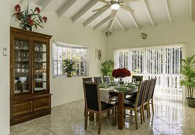 Newly Renovated 3-bed Spacious Family Home - Villa Decaj 3 Bedroom Hom