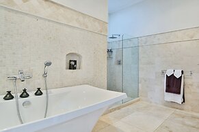 Cayman Villa - Contemporary 4 bedroom Villa with Stunning Ocean Views 