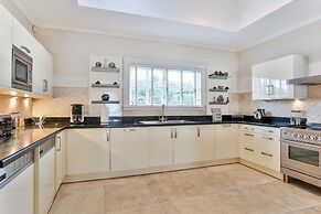 Cayman Villa - Contemporary 4 bedroom Villa with Stunning Ocean Views 