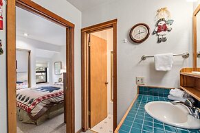 Cozy & Bright Condo - Tamarack 18 2 Bedroom Home by Redawning