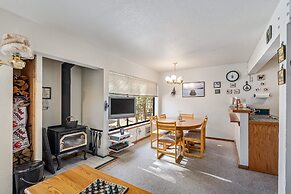 Cozy & Bright Condo - Tamarack 18 2 Bedroom Home by Redawning
