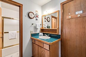 Cozy & Bright Condo - Tamarack 18 2 Bedroom Home by Redawning