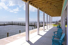 Lookout Harbor 7 Bedroom Home by RedAwning