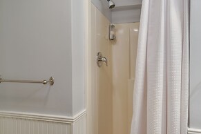 Chatham Getaway w/ Trail Access, 2 Mi to Beaches!