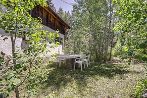 Mountain Chalet Getaway: Steps to Crystal River!