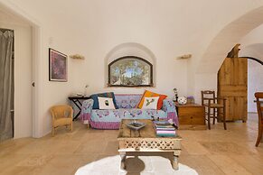 298 Trullo Luna by Perle di Puglia