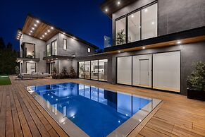 Skyline Luxury Haven