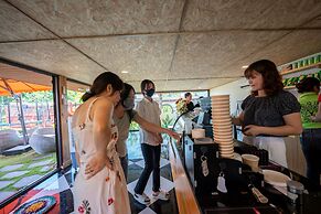 Apple House & Coffee