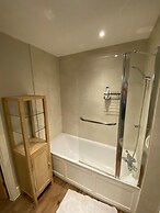 Inviting 2BD Flat W/private Balcony - Battersea!