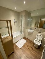 Inviting 2BD Flat W/private Balcony - Battersea!