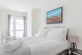 Beautifully Presented 2BD Flat W/patio- Kensington