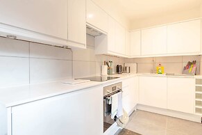 Beautifully Presented 2BD Flat W/patio- Kensington