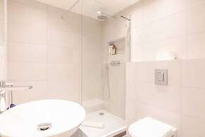 Beautifully Presented 2BD Flat W/patio- Kensington