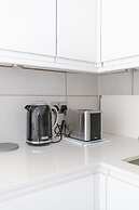 Beautifully Presented 2BD Flat W/patio- Kensington