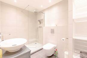 Beautifully Presented 2BD Flat W/patio- Kensington