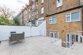 Beautifully Presented 2BD Flat W/patio- Kensington