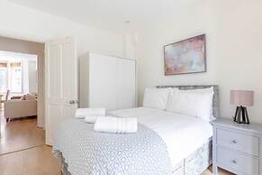 Beautifully Presented 2BD Flat W/patio- Kensington