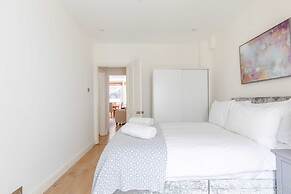 Beautifully Presented 2BD Flat W/patio- Kensington