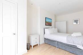 Beautifully Presented 2BD Flat W/patio- Kensington