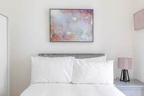 Beautifully Presented 2BD Flat W/patio- Kensington