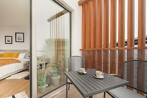 Sunny Coast Studio by Renters