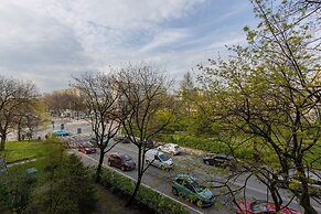 Dickensa Warsaw Apartment by Renters