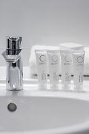 Dickensa Warsaw Apartment by Renters