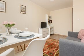 Dickensa Warsaw Apartment by Renters