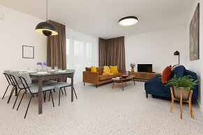 Sunny & Elegant Apartment by Renters