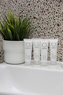 Sunny & Elegant Apartment by Renters