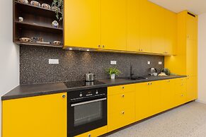 Sunny & Elegant Apartment by Renters