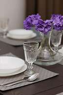 Sunny & Elegant Apartment by Renters