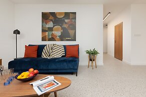 Sunny & Elegant Apartment by Renters