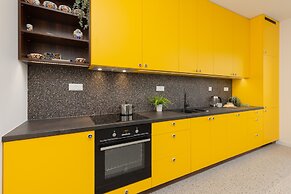 Sunny & Elegant Apartment by Renters