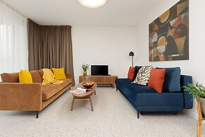 Sunny & Elegant Apartment by Renters