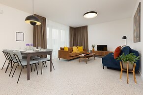 Sunny & Elegant Apartment by Renters