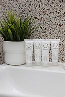 Sunny & Elegant Apartment by Renters