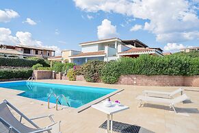Residence with pool in Cala Girgolu
