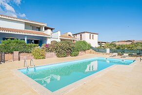Residence with pool in Cala Girgolu