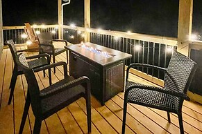 Painted Skies Upscale Getaway By Lake Burton!