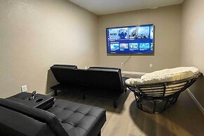 Painted Skies Upscale Getaway By Lake Burton!