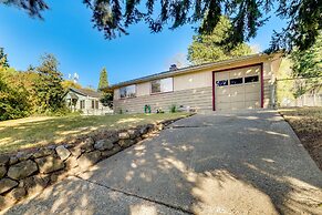Seattle Vacation Home w/ Hot Tub: 5 Mi to Downtown