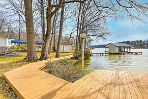 Lakefront Retreat With Private Docks & Gazebo!